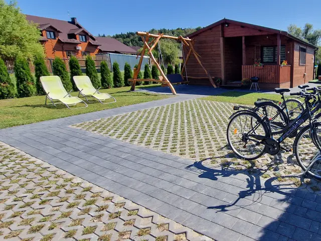 Domek Na Roztoczu od strony podjazdu — brukowany taras, leżaki i rowery dla gości