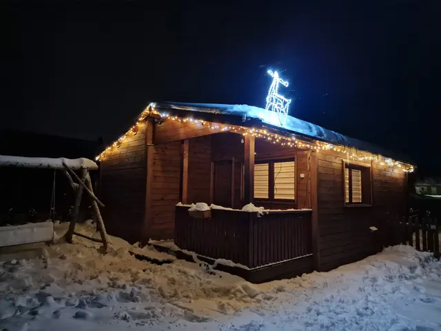 Domek Na Roztoczu zimą — świąteczne lampki i świetlny renifer na dachu