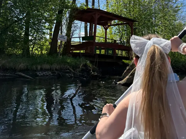 Panna młoda w welonie nad wodą przy wiacie — wieczór panieński w Domku Na Roztoczu