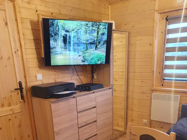 Miejsce do pracy zdalnej w domku — laptop i kawa przy oknie