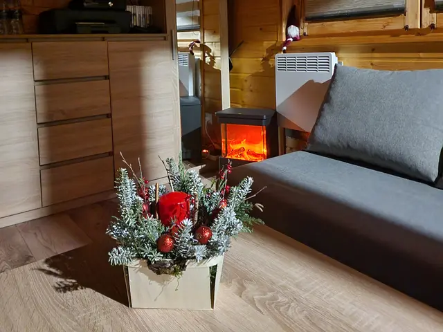 Kominek i świąteczny stroik w salonie domku
