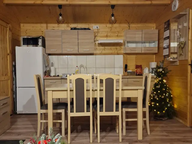 Aneks kuchenny z jadalnią, obok ubrana choinka