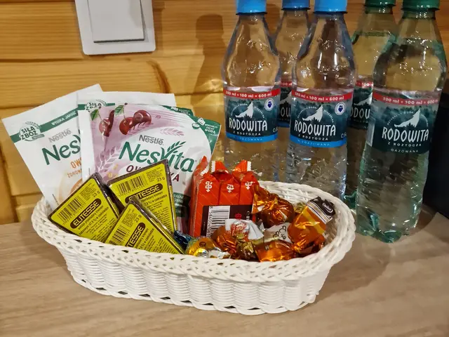 Kosz powitalny z wodą i przekąskami dla przyjeżdżających gości
