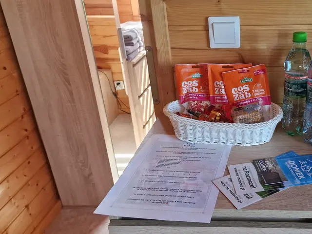 Powitalny poczęstunek i materiały informacyjne dla gości na blacie kuchennym