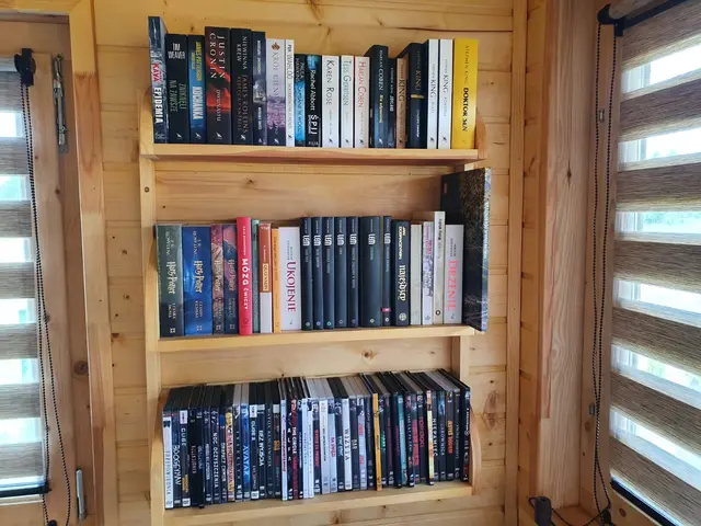 Biblioteczka z książkami do dyspozycji gości domku